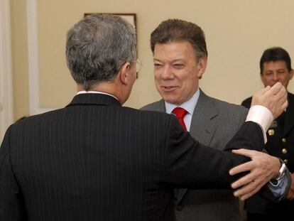 El expresidente de Colombia, &Aacute;lvaro Uribe, saluda a Juan Manuel Santos (de frente) tras ganar las elecciones en 2010.