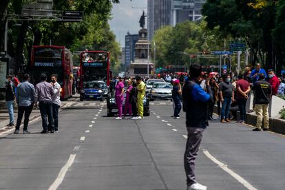 Automóviles y ciudadanos sobre Paseo de la Reforma, después del terremoto de este lunes.