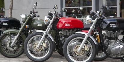 Motos de la firma Royal Enfield apartadas junto a la nueva tienda de Madrid. 