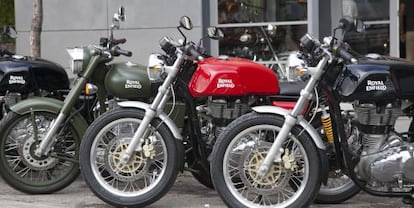 Motos de la firma Royal Enfield apartadas junto a la nueva tienda de Madrid.