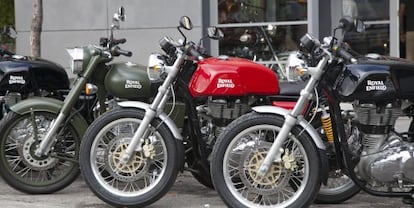 Motos de la firma Royal Enfield apartadas junto a la nueva tienda de Madrid. 