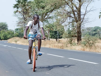 Un alumno va al instituto con una 'baobike' donada por Bicicletas sin Fronteras en Senegal.