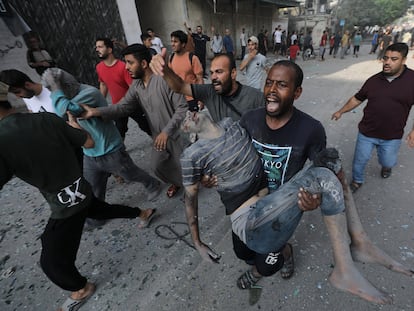 Traslado de heridos tras un ataque israelí en Gaza, el sábado.