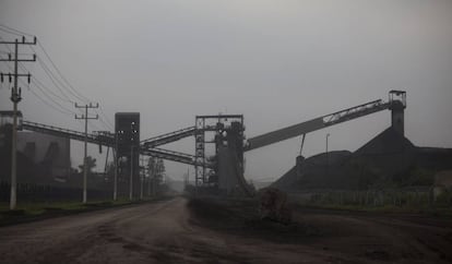 Central carbonífera de Piedras Negras. El carbón es una de las mayores industrias del norte del Estado. En 2006, 65 mineros murieron en un siniestro en una mina propiedad de Germán Larrea. Una mina que operaba en malas condiciones. Larrea ha criticado a López Obrador esta campaña.