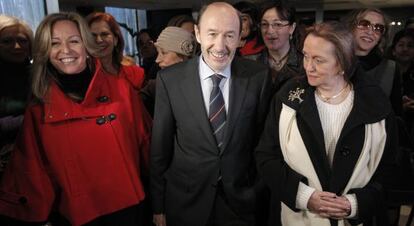 El candidato a la secretaría general del PSOE Alfredo Pérez Rubalcaba junto a la exministra Jiménez y la filósofa Amelia Valcárcel.