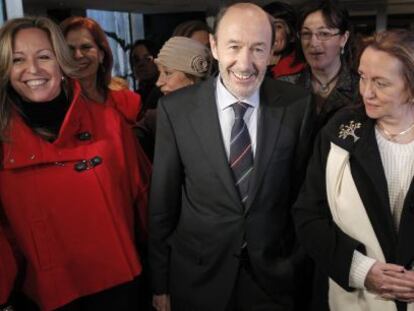 El candidato a la secretaría general del PSOE Alfredo Pérez Rubalcaba junto a la exministra Jiménez y la filósofa Amelia Valcárcel.