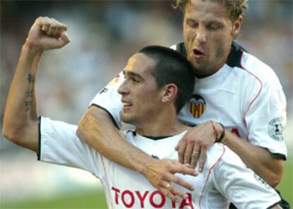 Vicente recibe la felicitación de Curro Torres tras marcar el primer gol del Valencia.