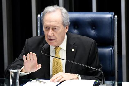 El presidente de la Corte Suprema de Brasil, Ricardo Lewandowski, habla en el juicio político contra la mandataria brasileña suspendida, Dilma Rousseff, en Brasilia.