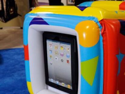 Un sistema antini&ntilde;os de lector-tableta Kindle Fire presentado en la feria CES de Las Vegas.