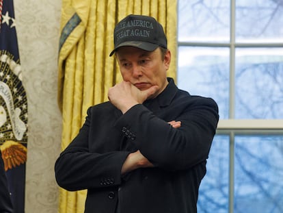 Washington (United States of America), 11/02/2025.- US entrepreneur and U.S. special government employee Elon Musk gives remarks to the media in the Oval Office of the White House, as he meets with US President Donald J. Trump in the Oval Office of the White House, as he meets with Elon Musk (L), in Washington, DC, USA, 11 February 2025. EFE/EPA/Aaron Schwartz / POOL