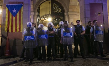 Manifestación en las puertas del parlament, este lunes.