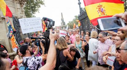 Un cámara de televisión es increpado durante la concentración convocada por Ciudadanos en favor de retirar lazos amarillos.