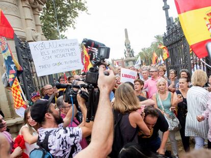 Un cámara de televisión es increpado durante la concentración convocada por Ciudadanos en favor de retirar lazos amarillos.