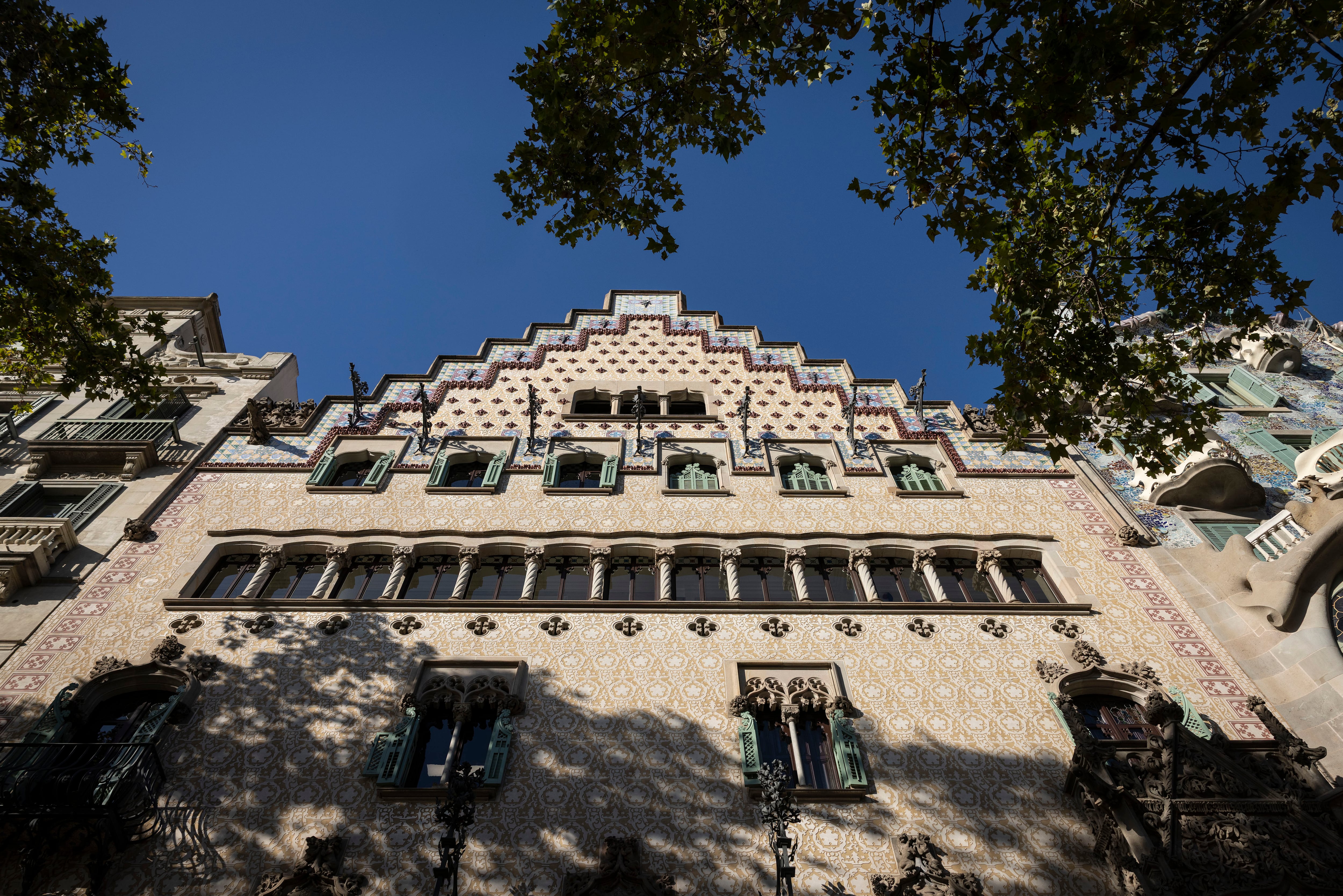 El exterior de la Casa Amatller, obra de Josep Puig i Cadafalch, en el paseo de Gràcia de Barcelona.