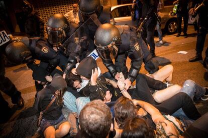 La polic&iacute;a reduce a un grupo de manifestantes en el antiguo colegio Peleteiro.