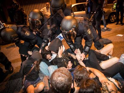 La polic&iacute;a reduce a un grupo de manifestantes en el antiguo colegio Peleteiro.