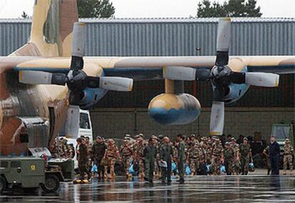 Miembros de la fuerza de accion rápida de la Brilat embarcan en un Hércules C-130 con destino a Kuwait, ayer en el aeropuerto de Santiago de Compostela.