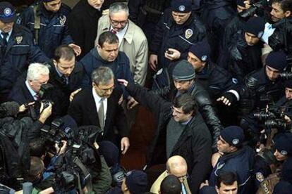 Orhan Pamuk, en el centro, mientras se dirigía, escoltado por sus abogados y la policía, al edificio del tribunal donde iba a ser juzgado.