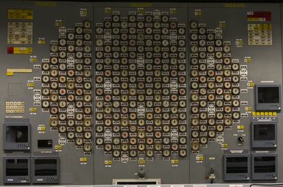 Um dos painéis da sala de controle da usina nuclear de Ignalina, na Ucrânia. O metal em Ignalina é equivalente a cerca de 16 torres Eiffel, das quais 14,5 estariam completamente contaminadas. O trabalho é enorme, mas, para isso, a União Europeia financia 85% da destruição da usina nuclear e o restante é pago pela república báltica. "Acreditamos que é um acordo justo", diz o diretor que, apesar de estipular o custo total em 3,4 bilhões de euros, diz que faltam mais 1,3 bilhões até 2027. É por isso que eles revendem o metal descontaminado e os dois milhões anuais que tiram como lucro são reinvestidos em continuar a desmantelar a gigante nuclear.