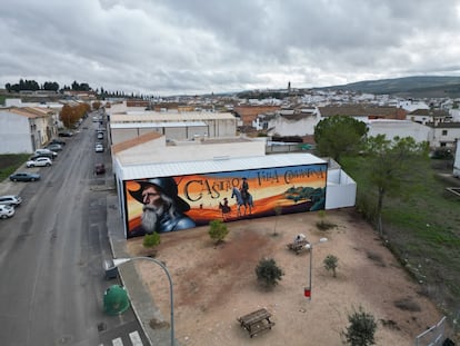 'Don Quixote and Sancho Panza', by Save Ink, was made in 2023 in the town of Castro del Río, in the southern Spanish province of Córdoba. "It is a composition about a warm sunset in my land, as in any summer afternoon, accompanied by a portrait of Don Quixote and Sancho Panza to his right, on horseback," the author told the daily 'Diario de Córdoba'. He did it in only 10 days. The project meant to commemorate the passage of the iconic characters of Cervantes' work through the Andalusian town. 