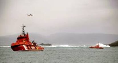 En la imagen, los equipos de rescate tras un naufragio en la zona del Orzán, en A Coruña. EFE/Archivo