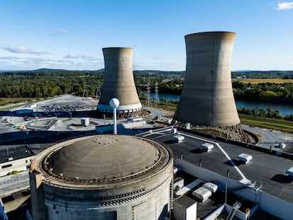 Imagen aérea del reactor 1 de la central nuclear Three Mile Island de Middletown, Pennsylvania. El complejo, en desuso y famoso por ser el escenario del mayor accidente nuclear de la historia de EE UU, volverá a funcionar en 2028 para alimentar centros de datos de Microsoft.
