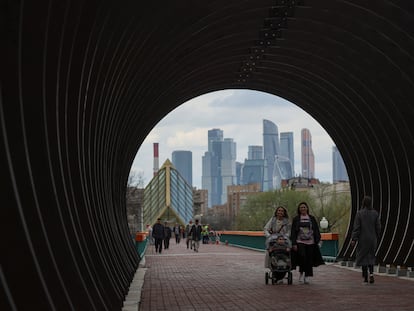 Unos ciudadanos paseaban el martes por un puente de Moscú.