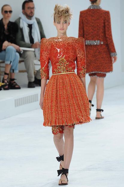 Los vestidos de Alta de Costura de Chanel se llevan con chanclas