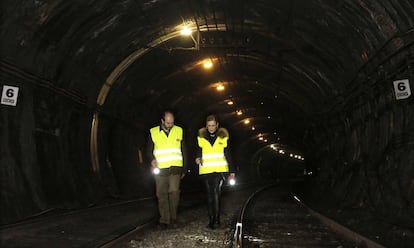 Cristina Cifuentes visitando el t&uacute;nel de la l&iacute;nea 1 en febrero.