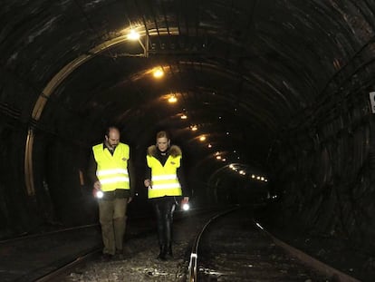 Cristina Cifuentes visitando el túnel de la línea 1 en febrero.