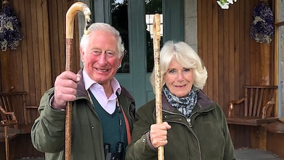 El príncipe Carlos y su esposa, Camila, en Balmoral, Escocia.