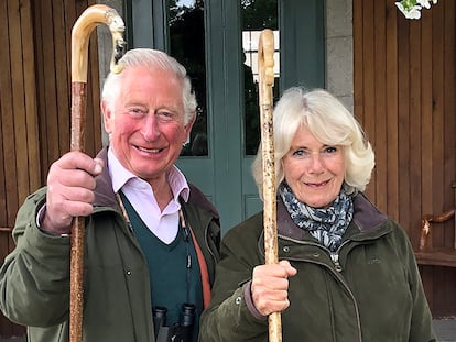 El príncipe Carlos y su esposa, Camila, en Balmoral, Escocia.