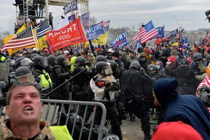 Los partidarios de Trump chocan con la policía y las fuerzas de seguridad mientras la gente intenta asaltar el edificio del Capitolio de los Estados Unidos en Washington.