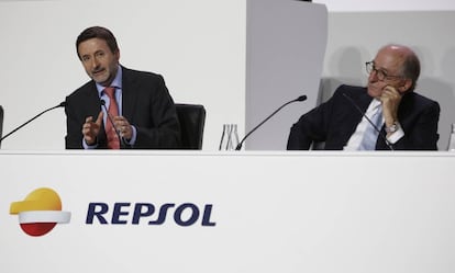 Josu Jon Imaz y Antoni Brufau, en la junta de accionistas de Repsol