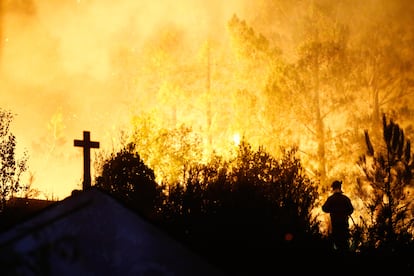 Un vecino observa el avance del fuego en A Pobra de Brollón (Lugo), el lunes.
