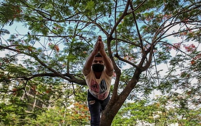 Un instructor realiza un ejercicio de yoga en Mira Road (India). Más de la mitad de los contagios detectados en India se concentran en tres territorios: Maharashtra (128.205), Tamil Nadu (56.845) y Delhi (56.746).