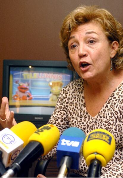 La directora general de RTVE, Carmen Caffarel, responde a los periodistas.