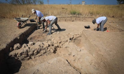 Trabajos en la excavación de la primitiva Complutum en el Cerro de San Juan del Viso, en Villalbilla.