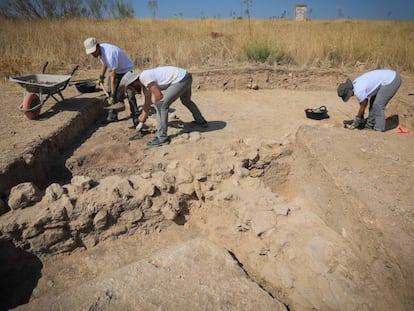 Trabajos en la excavación de la primitiva Complutum en el Cerro de San Juan del Viso, en Villalbilla. 