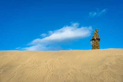 Marzo de 21021 - Aminatou Haidar fotografiada en una duna de Maspalomas, al sur de Gran Canaria - ©Alfredo Cáliz