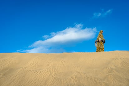 Marzo de 21021 - Aminatou Haidar fotografiada en una duna de Maspalomas, al sur de Gran Canaria - ©Alfredo Cáliz