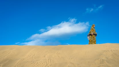 Marzo de 21021 - Aminatou Haidar fotografiada en una duna de Maspalomas, al sur de Gran Canaria - ©Alfredo Cáliz