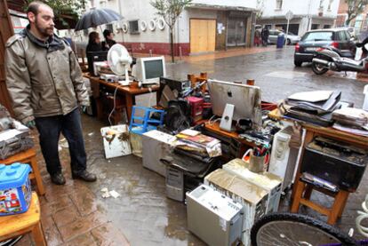 Vecinos del barrio de Martutene de San Sebastián ponen a salvo sus enseres tras ser alcanzados por el agua y el lodo a causa del desbordamiento del río Urumea.