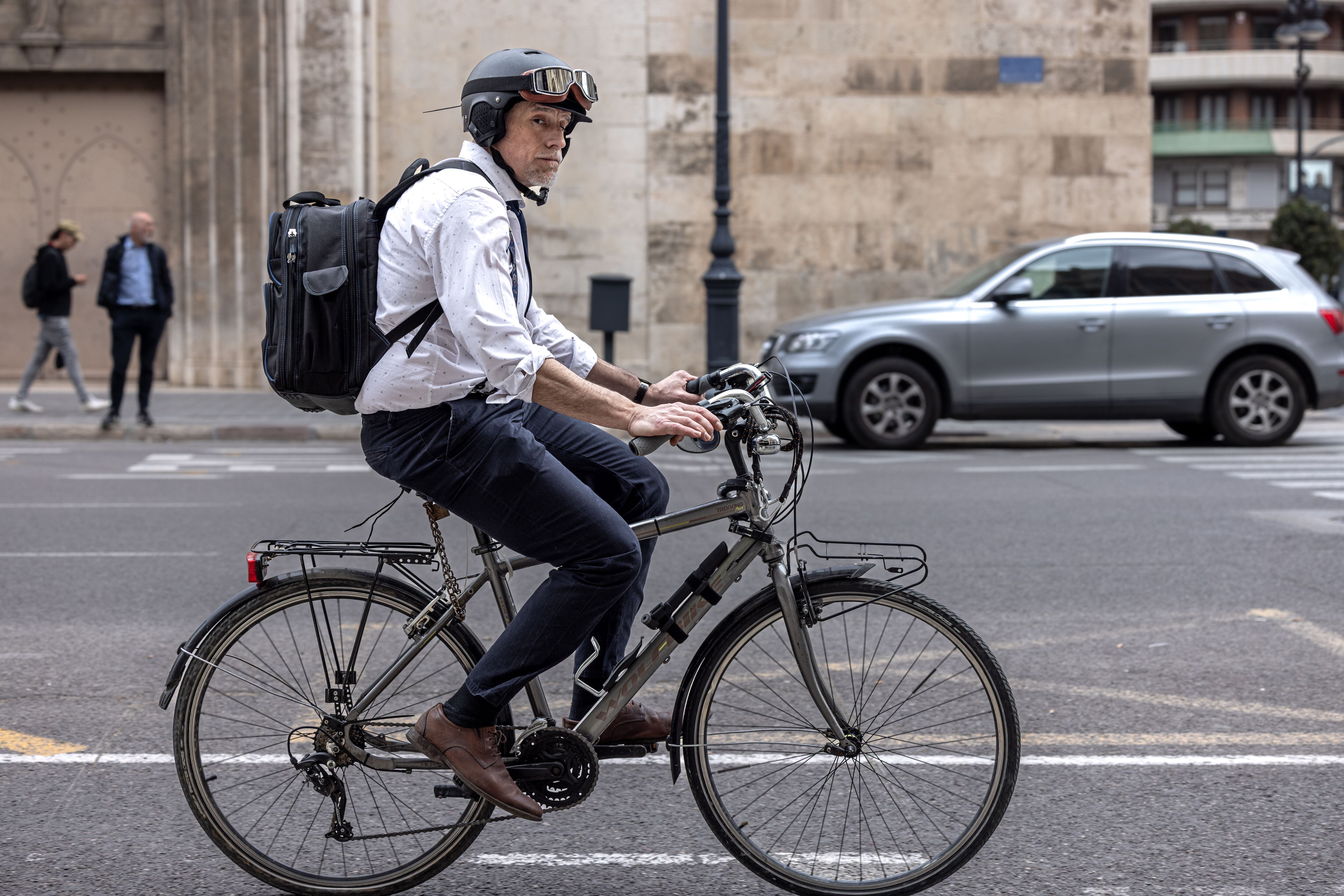 Un hombre circula en su bici por un carril bici de Valencia. 