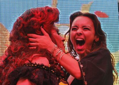 The singer Chenoa (right) and drag queen "La Plexy" in Chueca.