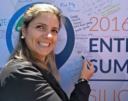 Yamilet López firmando en el panel de emprendedores de GES.