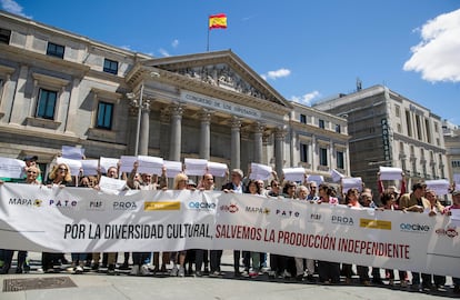 Concentración el miércoles 25 de mayo de los productores audiovisuales frente al Congreso de los Diputados para protestar por la nueva Ley Audiovisual.