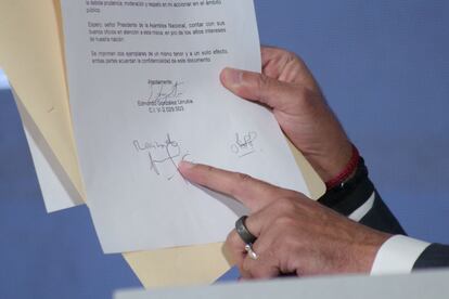 El presidente de la Asamblea Nacional de Venezuela muestra el documento firmado por Edmundo González, él mismo y una tercera persona, cuya identidad no reveló.