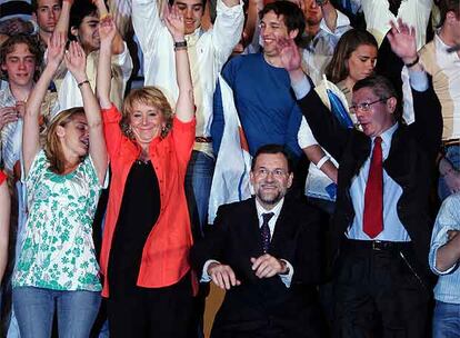 Esperanza Aguirre, Mariano Rajoy y Alberto Ruiz-Gallardón, anoche en el mitin de Madrid.