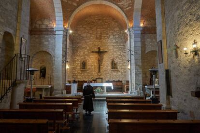 Interior de la iglesia que se construyo para albergar a los peregrinos que comenzaron a llegar al lugar tras la canonización de San Pedro en 1669.
